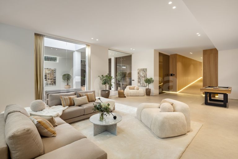 Villa for sale in Nueva Andalucia