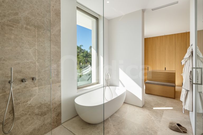 Villa for sale in Nueva Andalucia