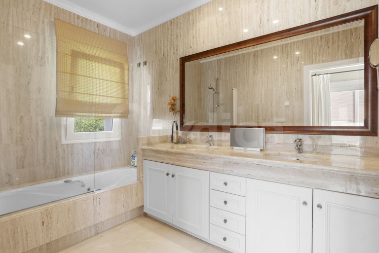6 bedroom villa for sale in Paraiso Alto