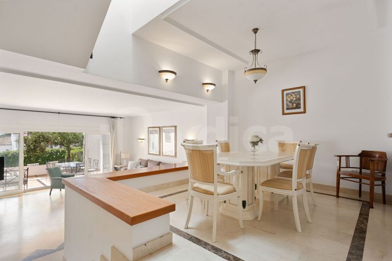 Elegant Townhouse with Sea Views next to Aloha Golf course