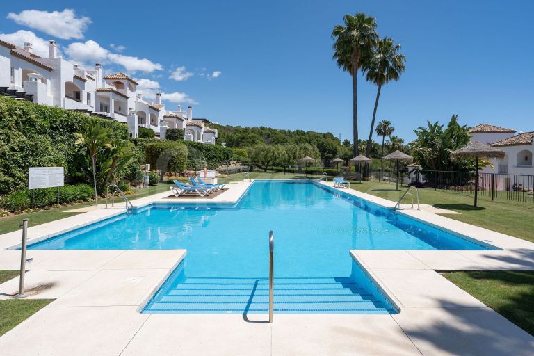 Elegant Townhouse with Sea Views next to Aloha Golf course