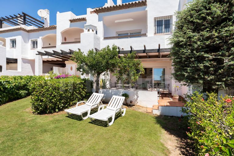 Elegant Townhouse with Sea Views next to Aloha Golf course