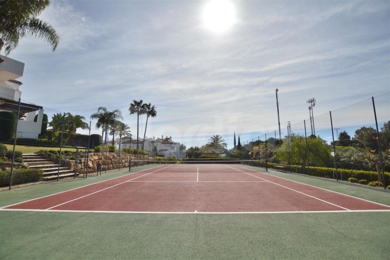 Elegant Townhouse with Sea Views next to Aloha Golf course