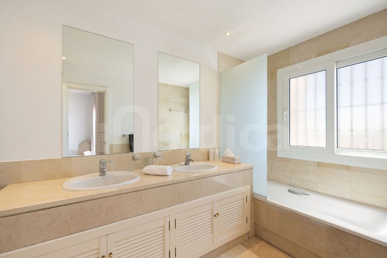 Elegant Townhouse with Sea Views next to Aloha Golf course