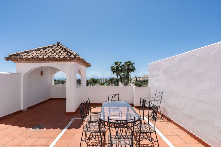 Elegant Townhouse with Sea Views next to Aloha Golf course