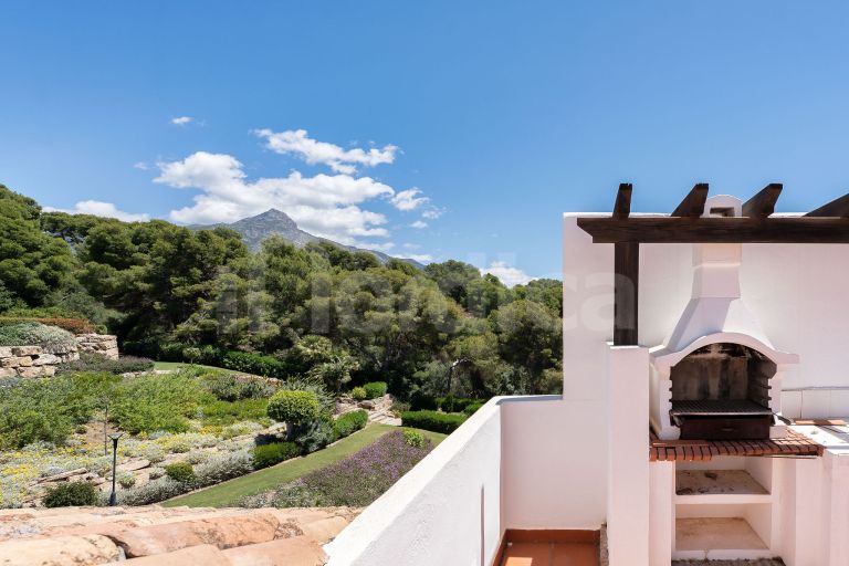 Elegant Townhouse with Sea Views next to Aloha Golf course