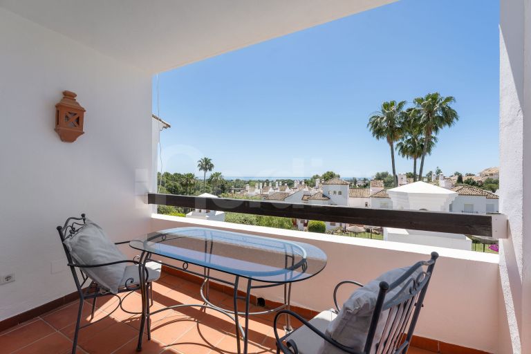 Elegant Townhouse with Sea Views next to Aloha Golf course