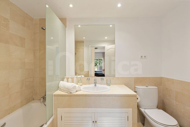 Elegant Townhouse with Sea Views next to Aloha Golf course