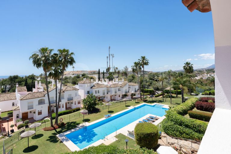 Elegant Townhouse with Sea Views next to Aloha Golf course
