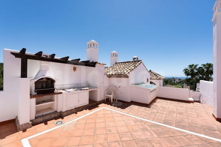 Elegant Townhouse with Sea Views next to Aloha Golf course