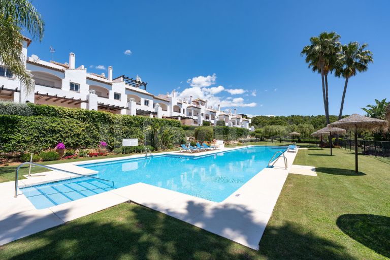Elegant Townhouse with Sea Views next to Aloha Golf course
