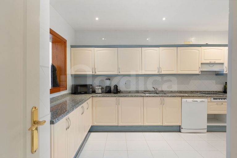 Elegant Townhouse with Sea Views next to Aloha Golf course