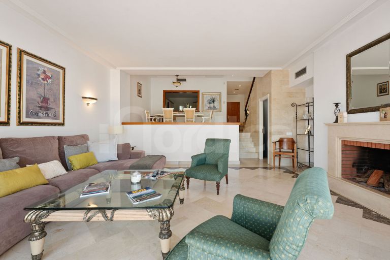 Elegant Townhouse with Sea Views next to Aloha Golf course