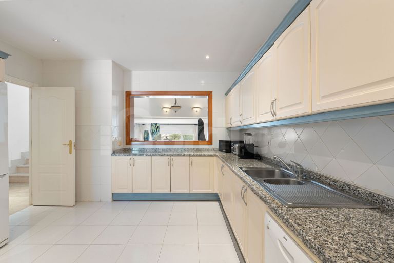 Elegant Townhouse with Sea Views next to Aloha Golf course