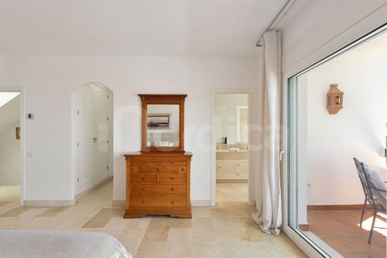 Elegant Townhouse with Sea Views next to Aloha Golf course
