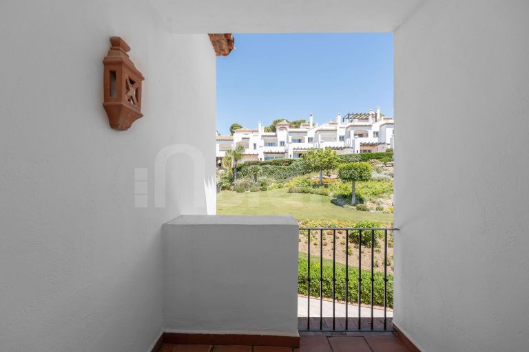 Elegant Townhouse with Sea Views next to Aloha Golf course