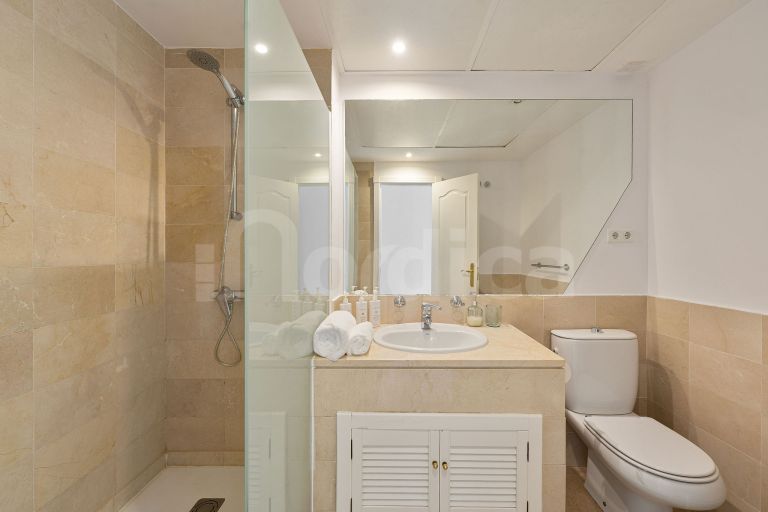 Elegant Townhouse with Sea Views next to Aloha Golf course