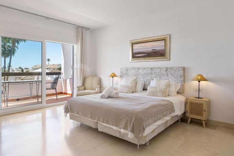 Elegant Townhouse with Sea Views next to Aloha Golf course