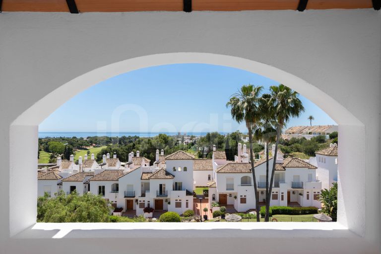 Elegant Townhouse with Sea Views next to Aloha Golf course
