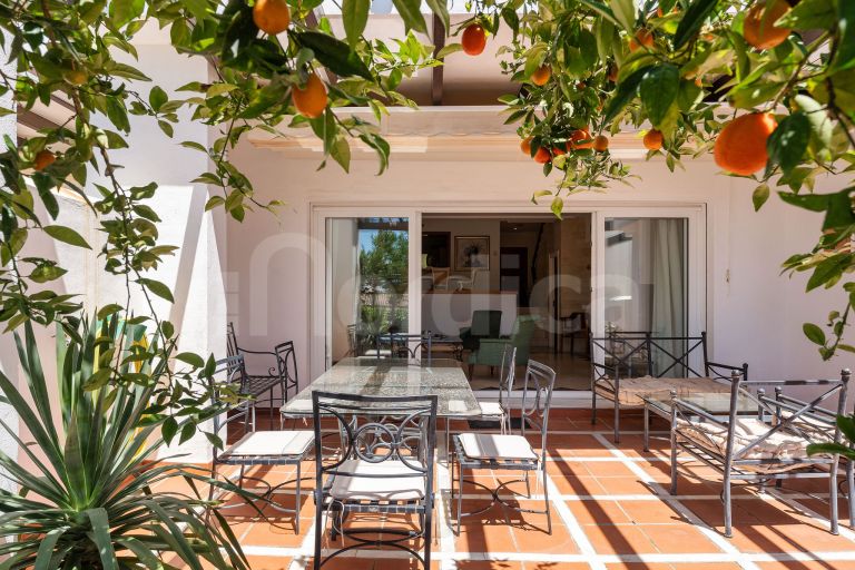 Elegant Townhouse with Sea Views next to Aloha Golf course