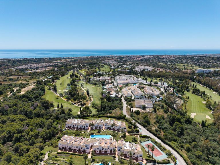 Elegant Townhouse with Sea Views next to Aloha Golf course