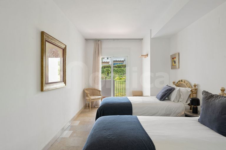 Elegant Townhouse with Sea Views next to Aloha Golf course