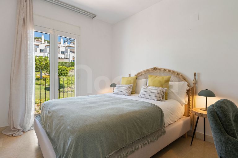 Elegant Townhouse with Sea Views next to Aloha Golf course