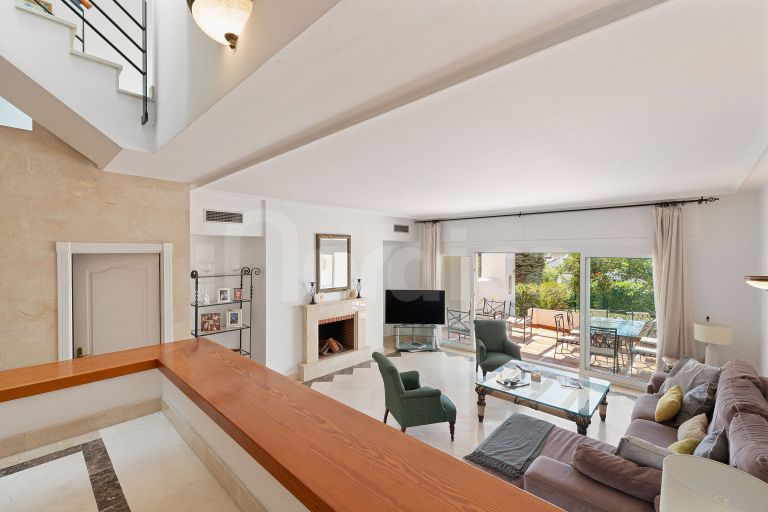 Elegant Townhouse with Sea Views next to Aloha Golf course
