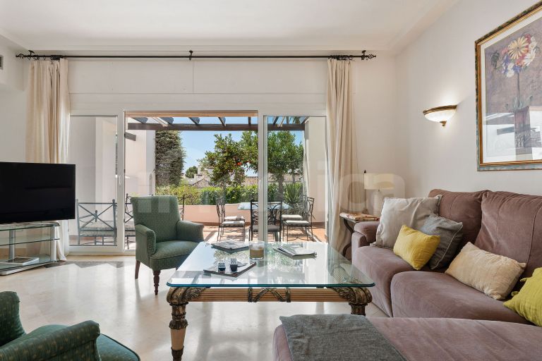 Elegant Townhouse with Sea Views next to Aloha Golf course