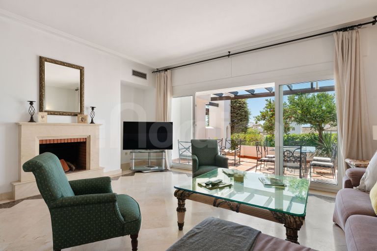Elegant Townhouse with Sea Views next to Aloha Golf course