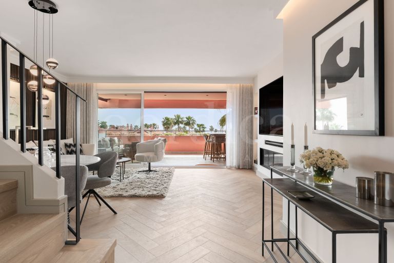 Penthouse d’angle de 3 chambres entièrement rénové avec vue sur la mer, dans un emplacement privilégié en deuxième ligne de plage