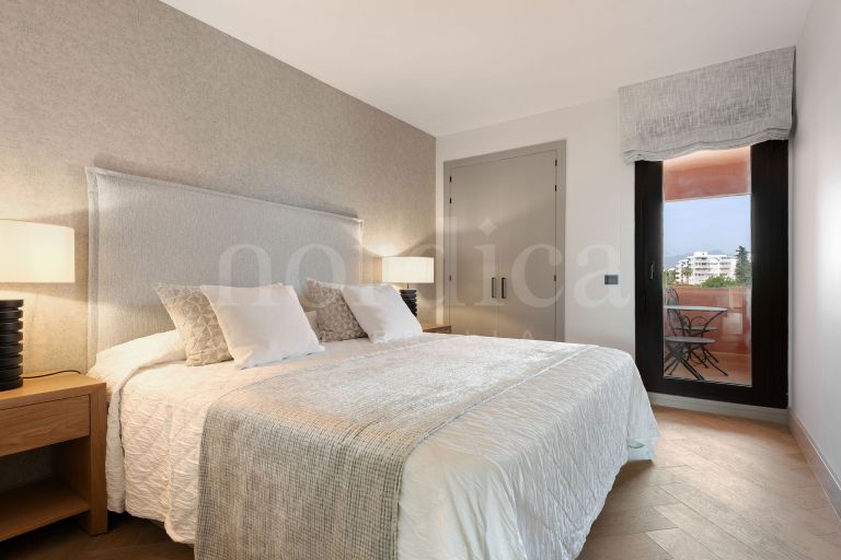 Penthouse d’angle de 3 chambres entièrement rénové avec vue sur la mer, dans un emplacement privilégié en deuxième ligne de plage
