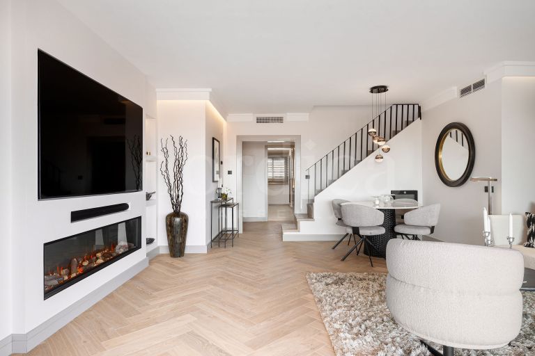 Penthouse d’angle de 3 chambres entièrement rénové avec vue sur la mer, dans un emplacement privilégié en deuxième ligne de plage
