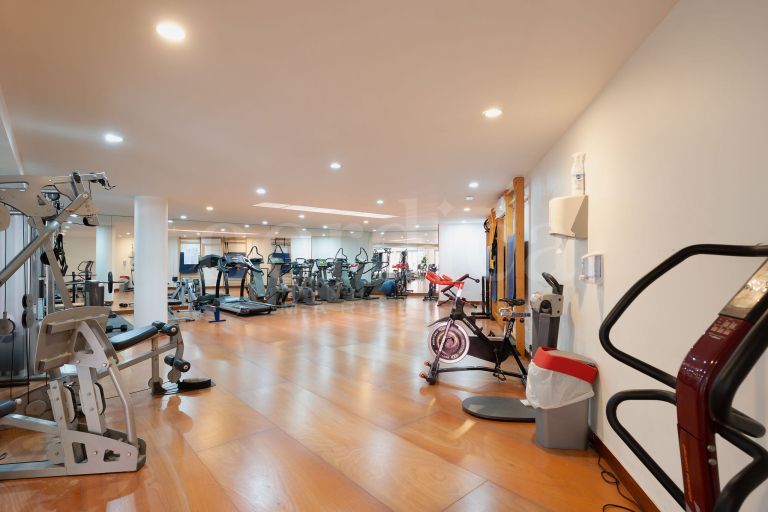 Penthouse d’angle de 3 chambres entièrement rénové avec vue sur la mer, dans un emplacement privilégié en deuxième ligne de plage