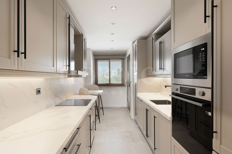 Penthouse d’angle de 3 chambres entièrement rénové avec vue sur la mer, dans un emplacement privilégié en deuxième ligne de plage
