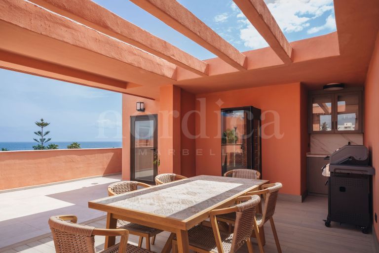 Penthouse d’angle de 3 chambres entièrement rénové avec vue sur la mer, dans un emplacement privilégié en deuxième ligne de plage