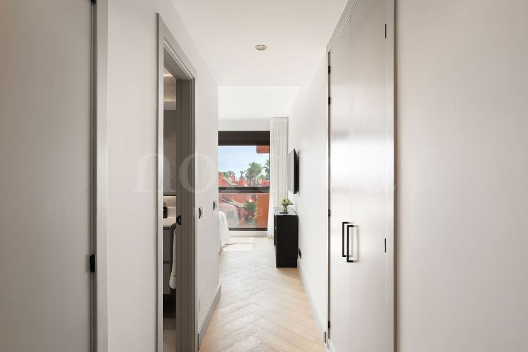 Penthouse d’angle de 3 chambres entièrement rénové avec vue sur la mer, dans un emplacement privilégié en deuxième ligne de plage