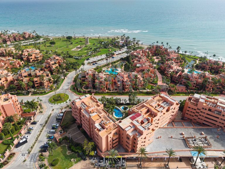 Penthouse d’angle de 3 chambres entièrement rénové avec vue sur la mer, dans un emplacement privilégié en deuxième ligne de plage