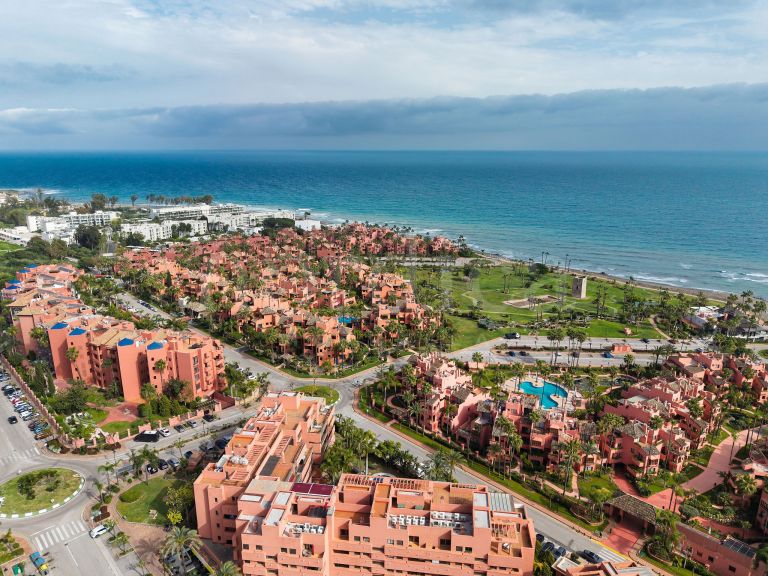 Penthouse d’angle de 3 chambres entièrement rénové avec vue sur la mer, dans un emplacement privilégié en deuxième ligne de plage