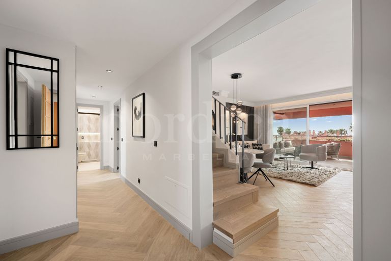 Penthouse d’angle de 3 chambres entièrement rénové avec vue sur la mer, dans un emplacement privilégié en deuxième ligne de plage