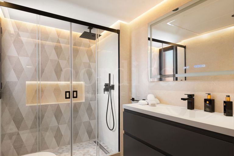Penthouse d’angle de 3 chambres entièrement rénové avec vue sur la mer, dans un emplacement privilégié en deuxième ligne de plage