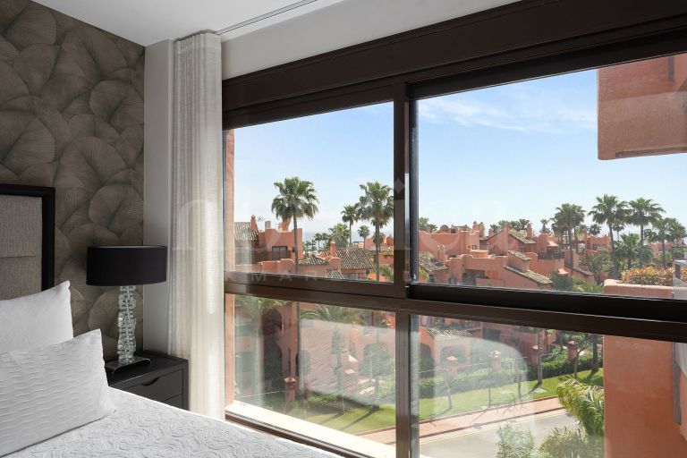 Penthouse d’angle de 3 chambres entièrement rénové avec vue sur la mer, dans un emplacement privilégié en deuxième ligne de plage