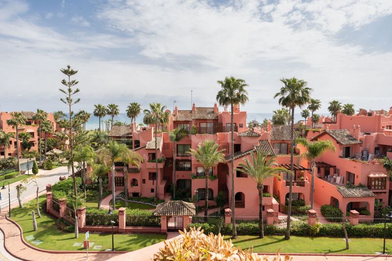 Penthouse d’angle de 3 chambres entièrement rénové avec vue sur la mer, dans un emplacement privilégié en deuxième ligne de plage