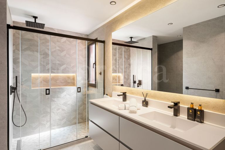 Penthouse d’angle de 3 chambres entièrement rénové avec vue sur la mer, dans un emplacement privilégié en deuxième ligne de plage