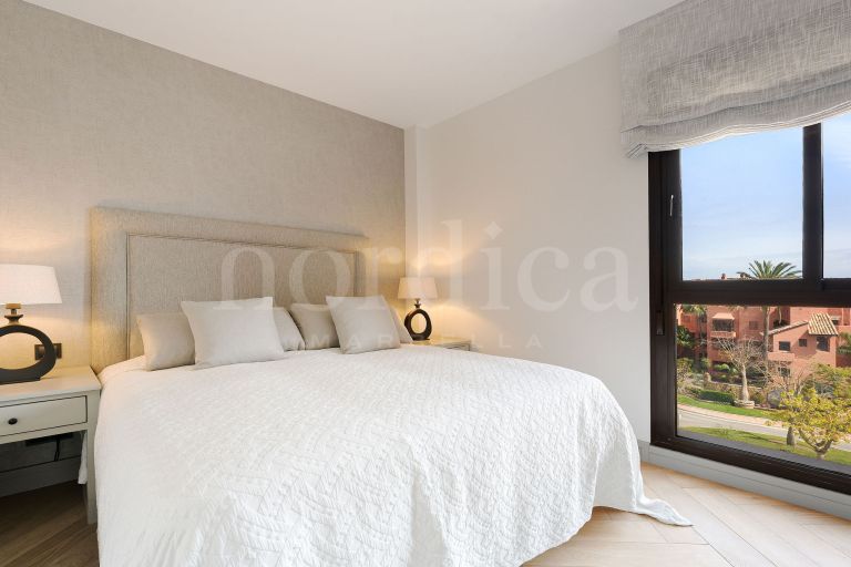 Penthouse d’angle de 3 chambres entièrement rénové avec vue sur la mer, dans un emplacement privilégié en deuxième ligne de plage