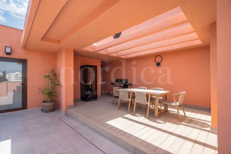 Penthouse d’angle de 3 chambres entièrement rénové avec vue sur la mer, dans un emplacement privilégié en deuxième ligne de plage