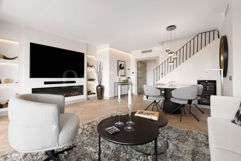 Penthouse d’angle de 3 chambres entièrement rénové avec vue sur la mer, dans un emplacement privilégié en deuxième ligne de plage