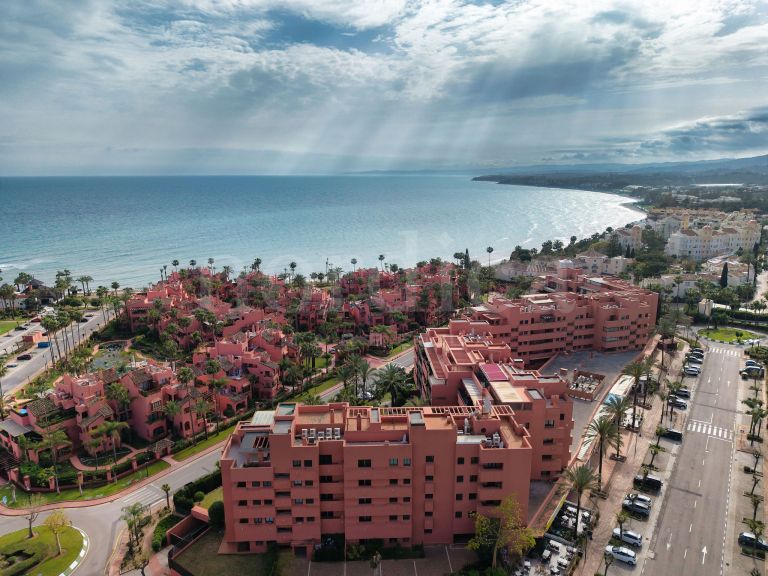 Penthouse d’angle de 3 chambres entièrement rénové avec vue sur la mer, dans un emplacement privilégié en deuxième ligne de plage