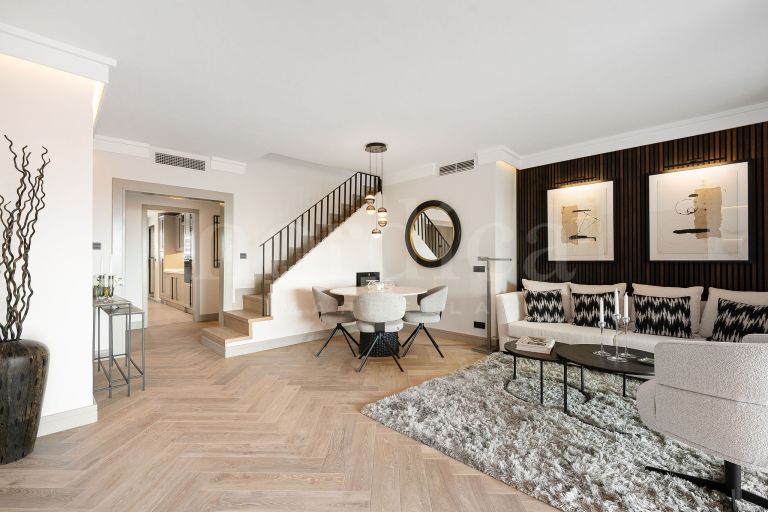 Penthouse d’angle de 3 chambres entièrement rénové avec vue sur la mer, dans un emplacement privilégié en deuxième ligne de plage