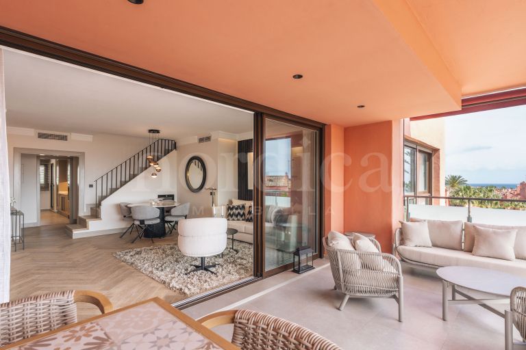 Penthouse d’angle de 3 chambres entièrement rénové avec vue sur la mer, dans un emplacement privilégié en deuxième ligne de plage